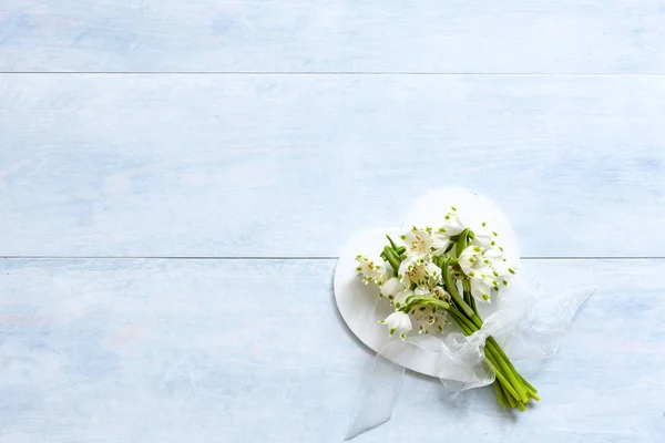 Patroon van lelie van sneeuwdruppels bloemen en witte harten vorm — Stockfoto