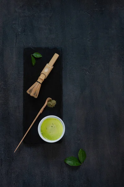 Набор для церемонии зеленого чая маття - порошок маття, деревянная ложка — стоковое фото