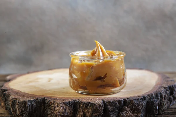 Tutup foto Glass jar saos karamel asin buatan sendiri . — Stok Foto