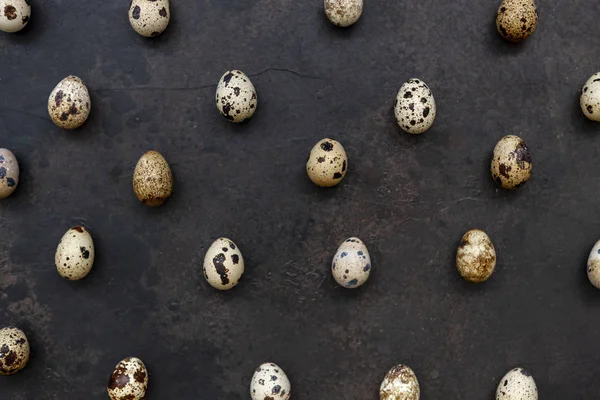 Перепелиные яйца на темно-коричневом фоне . — стоковое фото