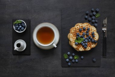 Yaban mersini ve çikolata soslu yumuşak Viyana waffleları.