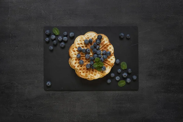 Waffles vienenses macios com mirtilos. Vista superior, close-up — Fotografia de Stock