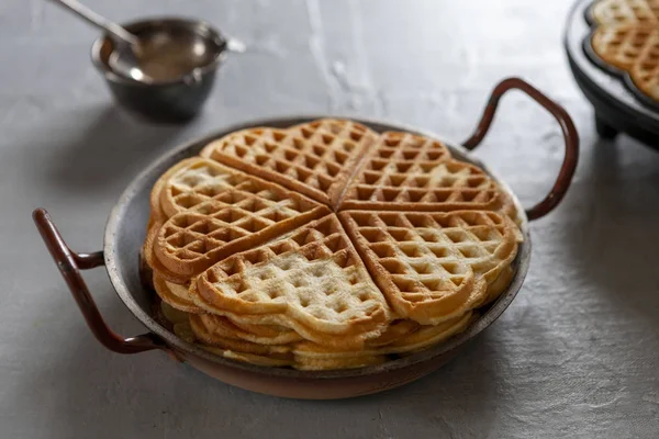 Close-up de Soft Viennese Waffles e Waffle Makers — Fotografia de Stock