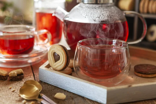 Närbild kopp varm aromatisk frukt te och kakor hjärtform. — Stockfoto