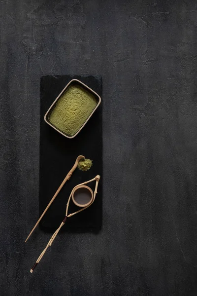 Комплект для церемонии зеленого чая маття - порошок маття, деревянная ложка, ул. — стоковое фото