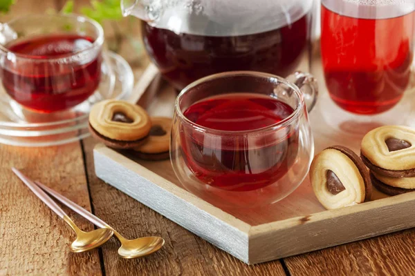 Närbild kopp varm aromatisk frukt te och kakor hjärtform. — Stockfoto