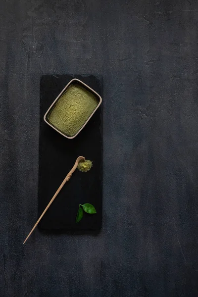 Matcha hijau upacara kit teh matcha bubuk, sendok kayu pada — Stok Foto