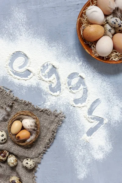 Uova di pollo e quaglia su un piatto su uno sfondo grigio chiaro . — Foto Stock