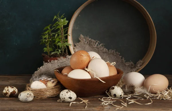 Курячі та перепелині яйця на тарілці. Натюрморт — стокове фото