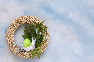 Paskalya dekorasyonuna yakın Paskalya yumurtaları, tavşancık 