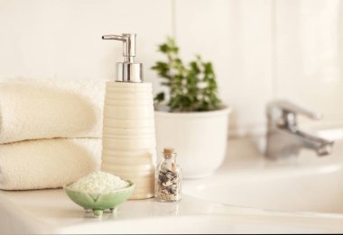 Seramik sabun, şampuan şişesi, banyo tuzlu kase. 