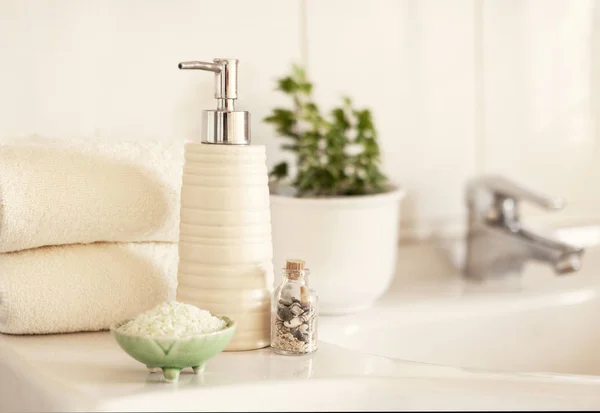 Jabón de cerámica, botella de champú, tazón con sal de baño — Foto de Stock