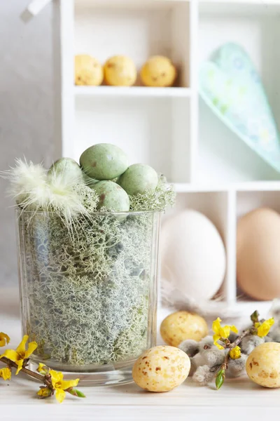イースターの装飾巣のイースターの卵、鶏の卵 — ストック写真