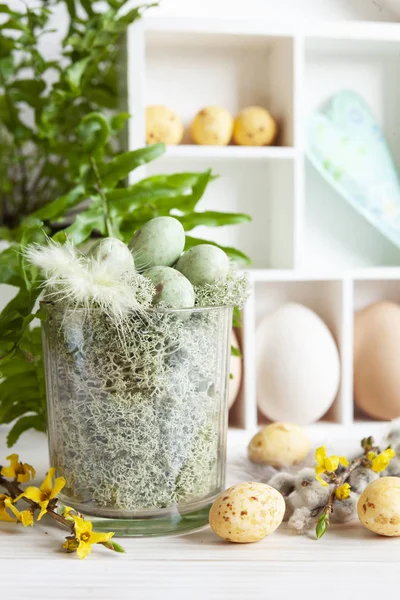 Dekorasi Paskah telur Paskah di sarang, telur ayam — Stok Foto