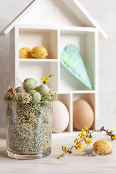 Dekorasi Paskah telur Paskah di sarang, telur puyuh — Stok Foto