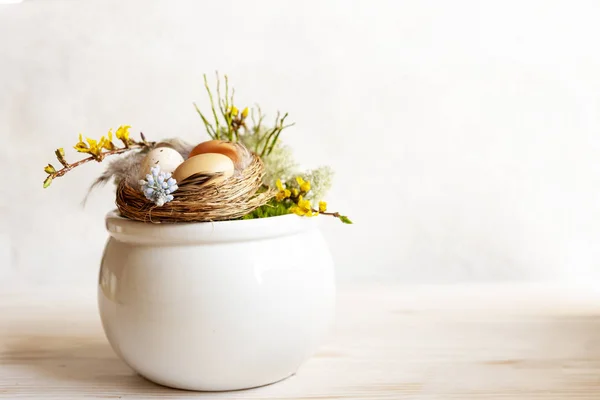 Décoration de Pâques Oeufs de Pâques dans le nid, fleurs de printemps — Photo
