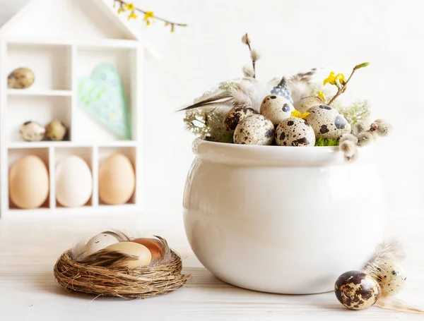 Décoration de Pâques Oeufs de Pâques dans le nid, oeufs de caille — Photo