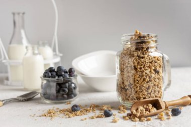 Ev yapımı kahvaltı gevreği, müsli. 