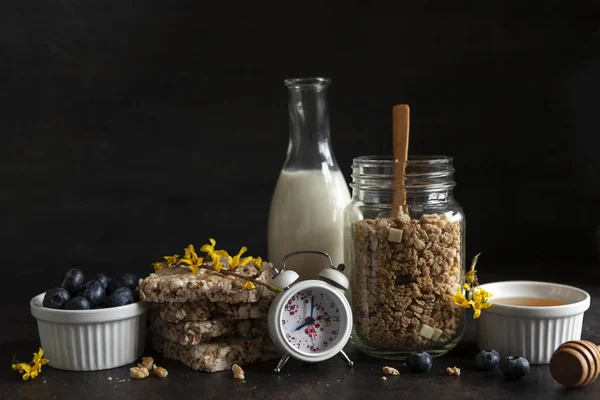 Siap sarapan granola, muesli dengan blueberry segar matang — Stok Foto