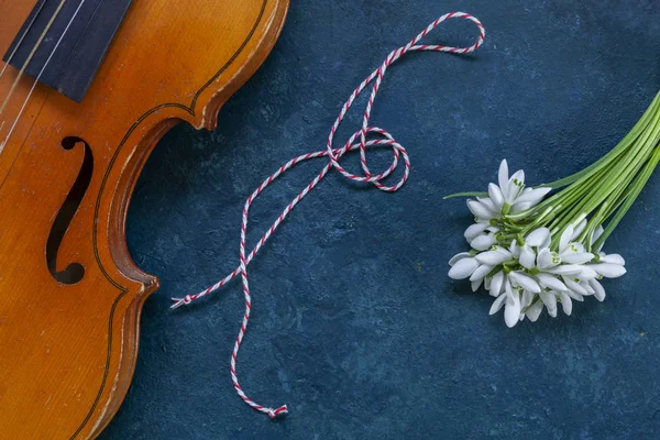 Old Violin and Fresh beautiful bouquet — Stock Photo, Image