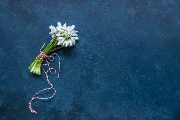 Fresco bellissimo bouquet dei primi bucaneve foresta primaverile — Foto Stock