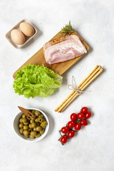 Bacon Pancetta Tradisional Disajikan Dengan Zaitun Asam Tomat Daun Salad — Stok Foto