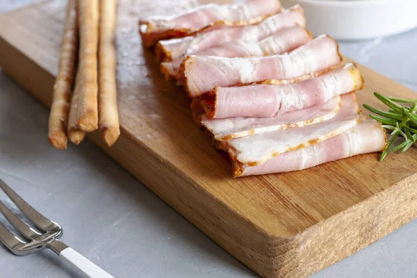 Közelkép Tradíció Pancetta Szalonna Szolgált Zöld Olajbogyó Grissini Kenyér Népszerű — Stock Fotó