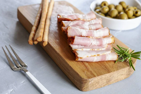 Bacon Pancetta Tradisional Disajikan Dengan Zaitun Asam Dan Roti Grissini — Stok Foto