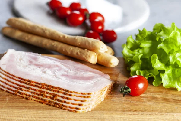 Bacon Pancetta Tradisional Disajikan Dengan Zaitun Asam Tomat Daun Salad — Stok Foto