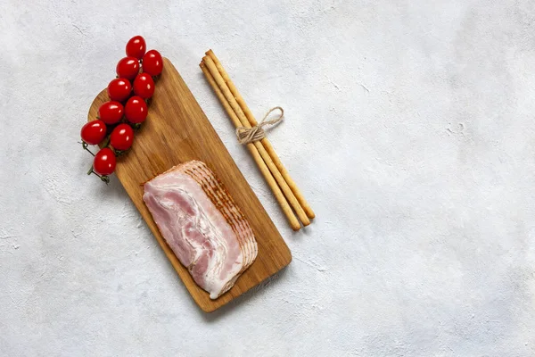Bacon Pancetta Tradisional Disajikan Dengan Tomat Dan Roti Grissini Makanan — Stok Foto