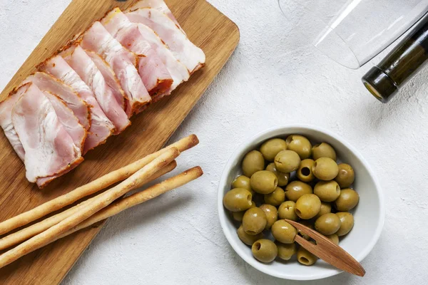 Bacon Pancetta Tradisional Disajikan Dengan Zaitun Asam Botol Vwne Dan — Stok Foto
