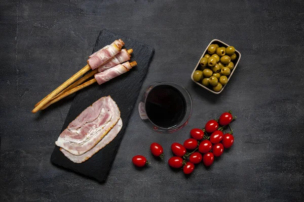 Bacon Pancetta Tradisional Disajikan Dengan Zaitun Asam Tomat Heese Anggur — Stok Foto