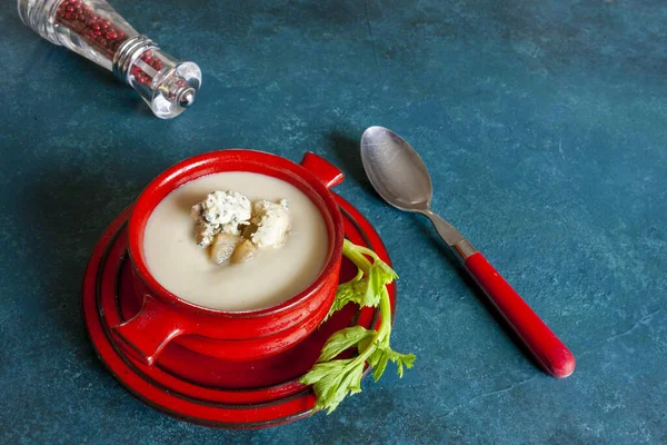 Sayuran Akar Seledri Sup Krim Buatan Sendiri Dengan Keju Biru — Stok Foto