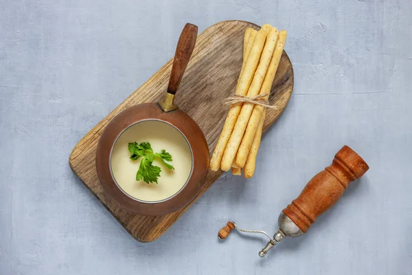 Vegetarian Akar Seledri Sup Krim Buatan Sendiri Dengan Breadsticks Tutup — Stok Foto