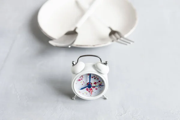 Despertador Placa Blanca Con Cuchara Tenedor Concepto Ayuno Intermitente Dieta — Foto de Stock