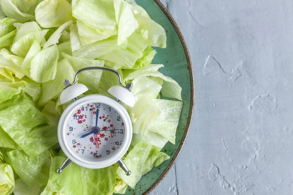 带有绿色生菜的闹钟和盘子 断断续续的禁食概念 酿造食物 体重减轻 — 图库照片