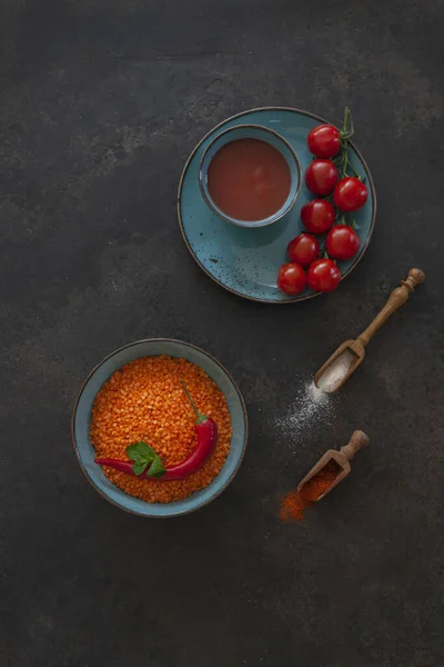 Röda Linser Tomater Tomatpuré Och Kryddor Ingredienser För Gräddsoppa Matlagning — Stockfoto