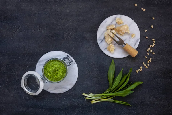 Pesto Bawang Putih Segar Buatan Sendiri Yang Dibuat Dengan Ramuan — Stok Foto