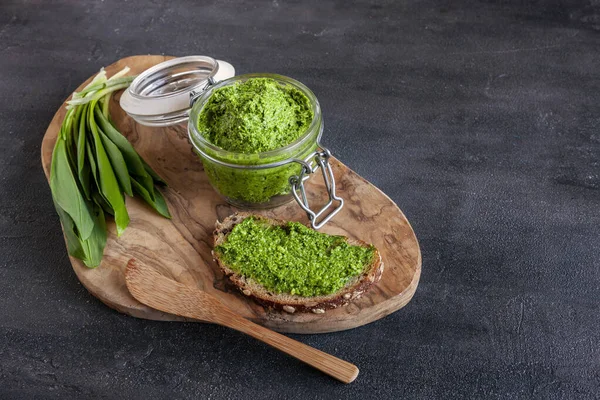 Taze ev yapımı yabani sarımsaklı pesto. Ayı pırasasından yapılmış. İtalyan makarnası için lezzetli bir sos.
