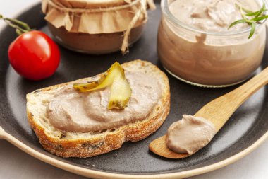 Ev yapımı tavuk ciğeri ezmesi, salatalık turşusu, domates ve taze gevrek tam tahıllı ekmek.