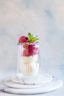 Cam bardakta nane yapraklı, ev yapımı, çok renkli dondurmalı dondurma.