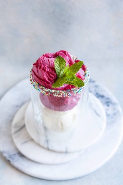 Cam bardakta nane yapraklı, ev yapımı, çok renkli dondurmalı dondurma.