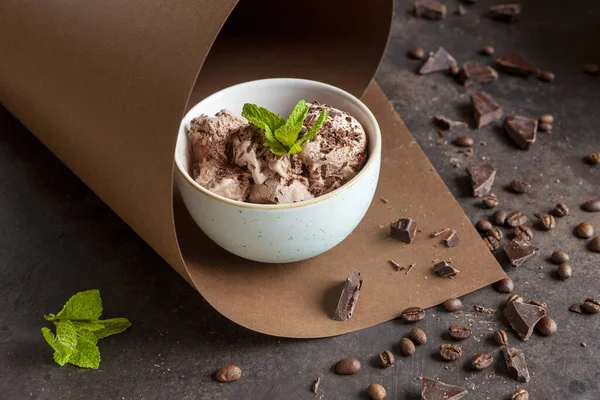 Cokelat Krim Dengan Chocolate Chips Coffee Beans Dan Fresh Mint — Stok Foto