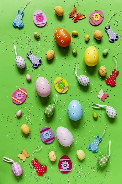 Huevos Multicolores Variada Decoración Pascua Sobre Fondo Papel Verde — Foto de Stock