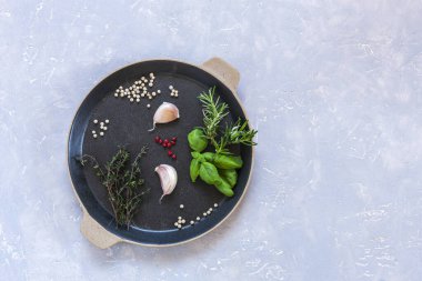 Baharatlı otlar, baharatlar ve baharatlar. Yakın plan, açık gri arkaplanda en üstten görünüm