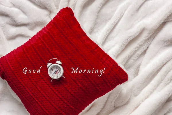 Buongiorno Buongiorno Primo Piano Cuscino Rosso Sveglia Sfondo Bianco Coperta — Foto Stock