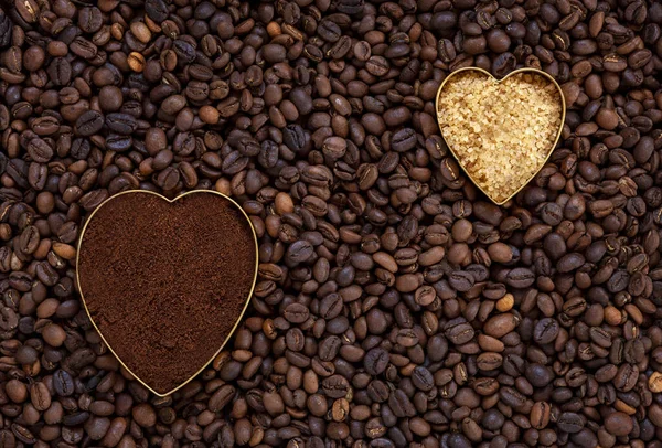 Świeża Kawa Mielona Kształcie Serca Cukier Trzcinowy Tle Ziaren Kawy — Zdjęcie stockowe