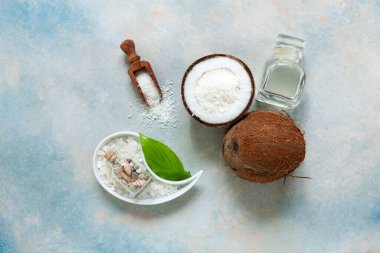 Mavi gökyüzü arka planında hindistan cevizi vücut bakım ürünleri içeren güzel bir SPA konsepti