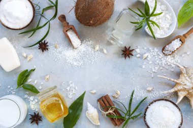 Mavi gökyüzü arka planında hindistan cevizi vücut bakım ürünleri içeren güzel bir SPA konsepti
