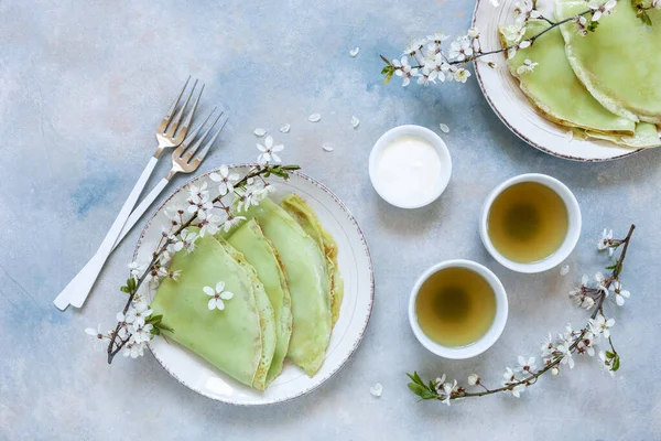 Läckra Hemmagjorda Gröna Pannkakor Med Blommande Körsbärsträd Grenar Med Grönt — Stockfoto